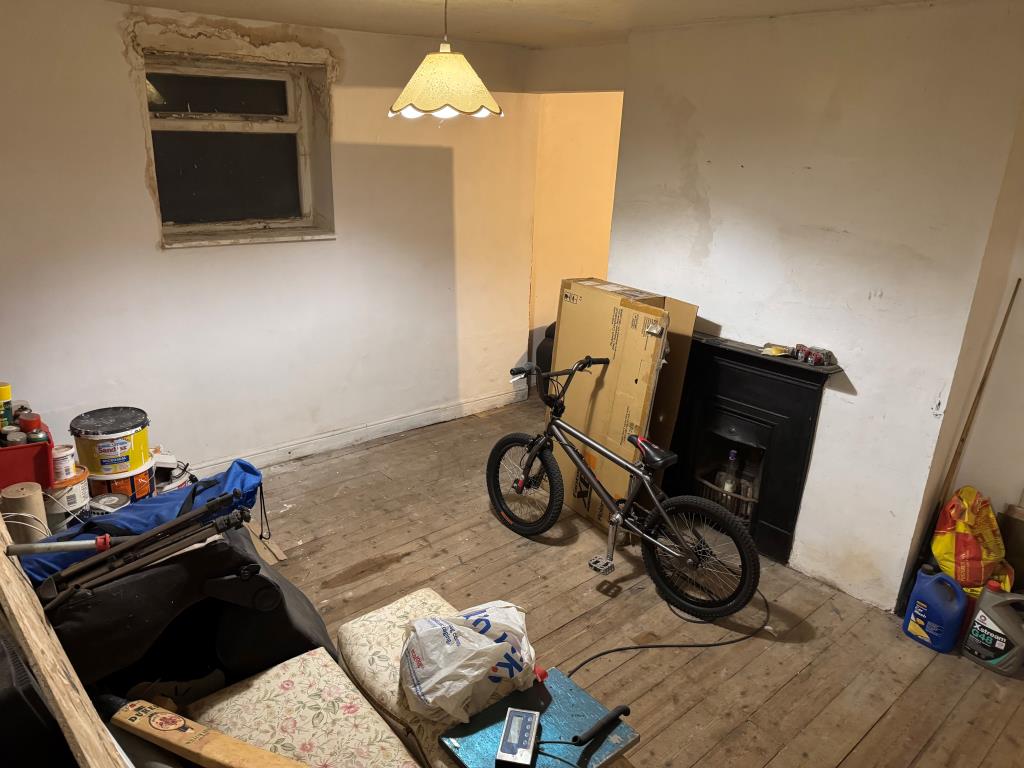 Lot: 189 - FREEHOLD FORMER HOTEL NOW ARRANGED AS TWO LARGE MAISONETTES WITH POTENTIAL - A Ground Floor Room in the Middle of the Building